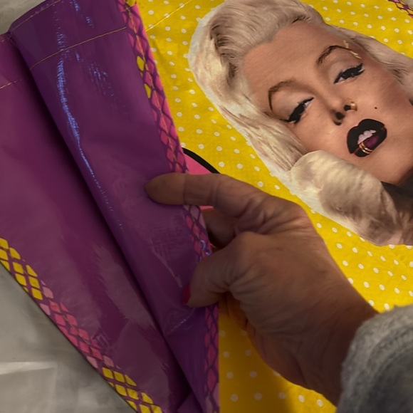 NEW-collectors Marilyn Monroe Designer  
Shopping tote w/t Snap on wallet inside - Picture 6 of 15